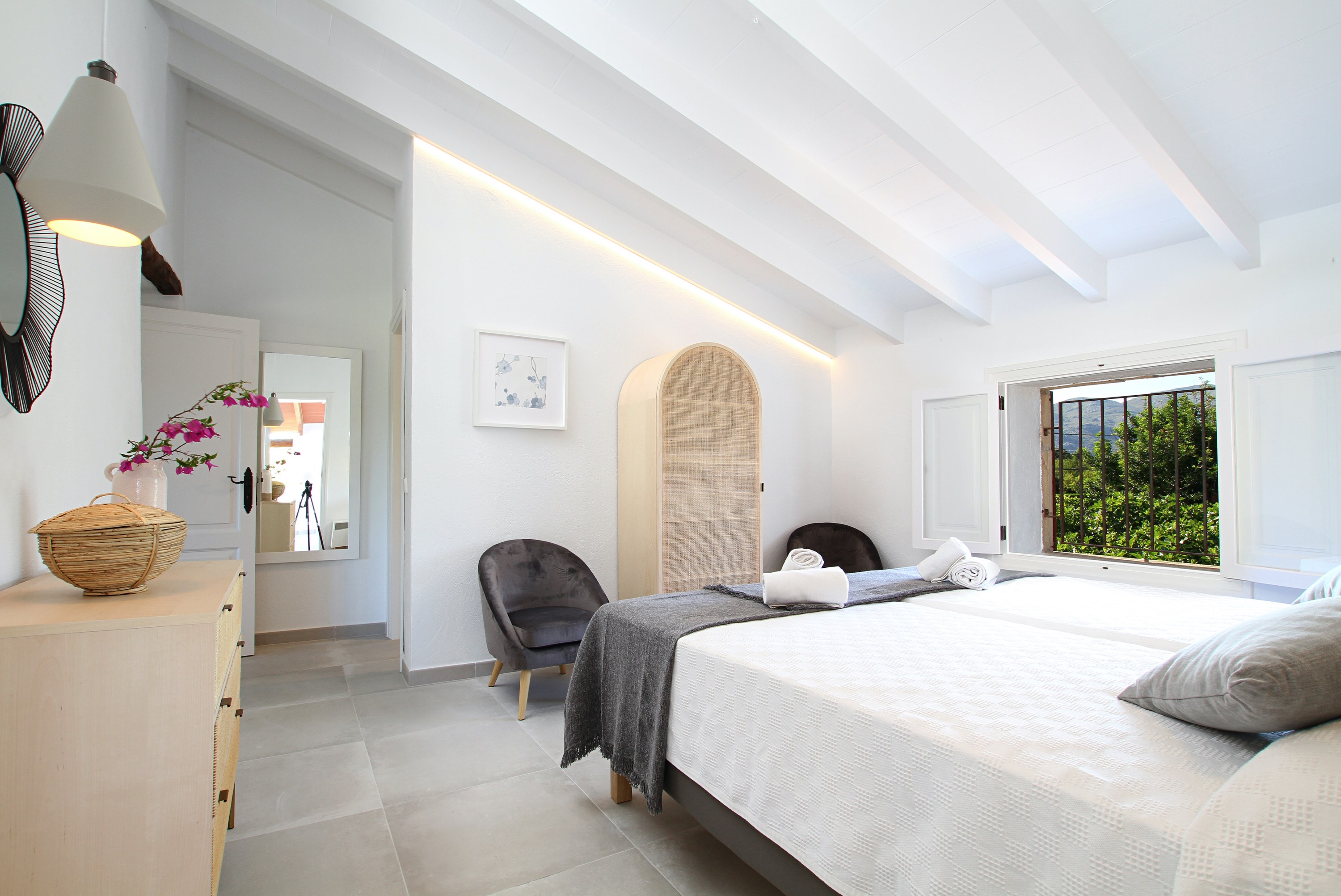 The vaulted arch living room of Villa El Crever